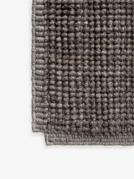 Detailaufnahme des AndTradition Collect Rug SC84/SC85 Teppichs in Grau, Nahaufnahme der Textur und Webart.