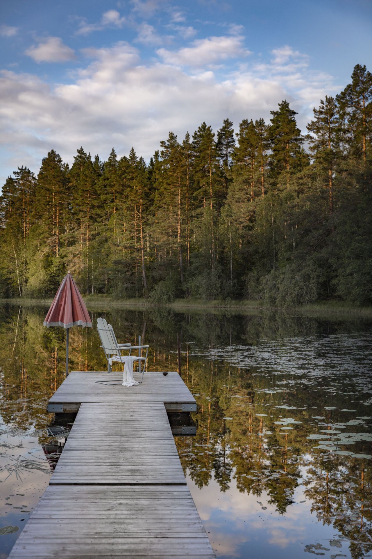 Liegestuhl A3 Eiche auf Holzsteg am See. Grythyttan Stalmöbler Klassiker für entspannte Stunden.