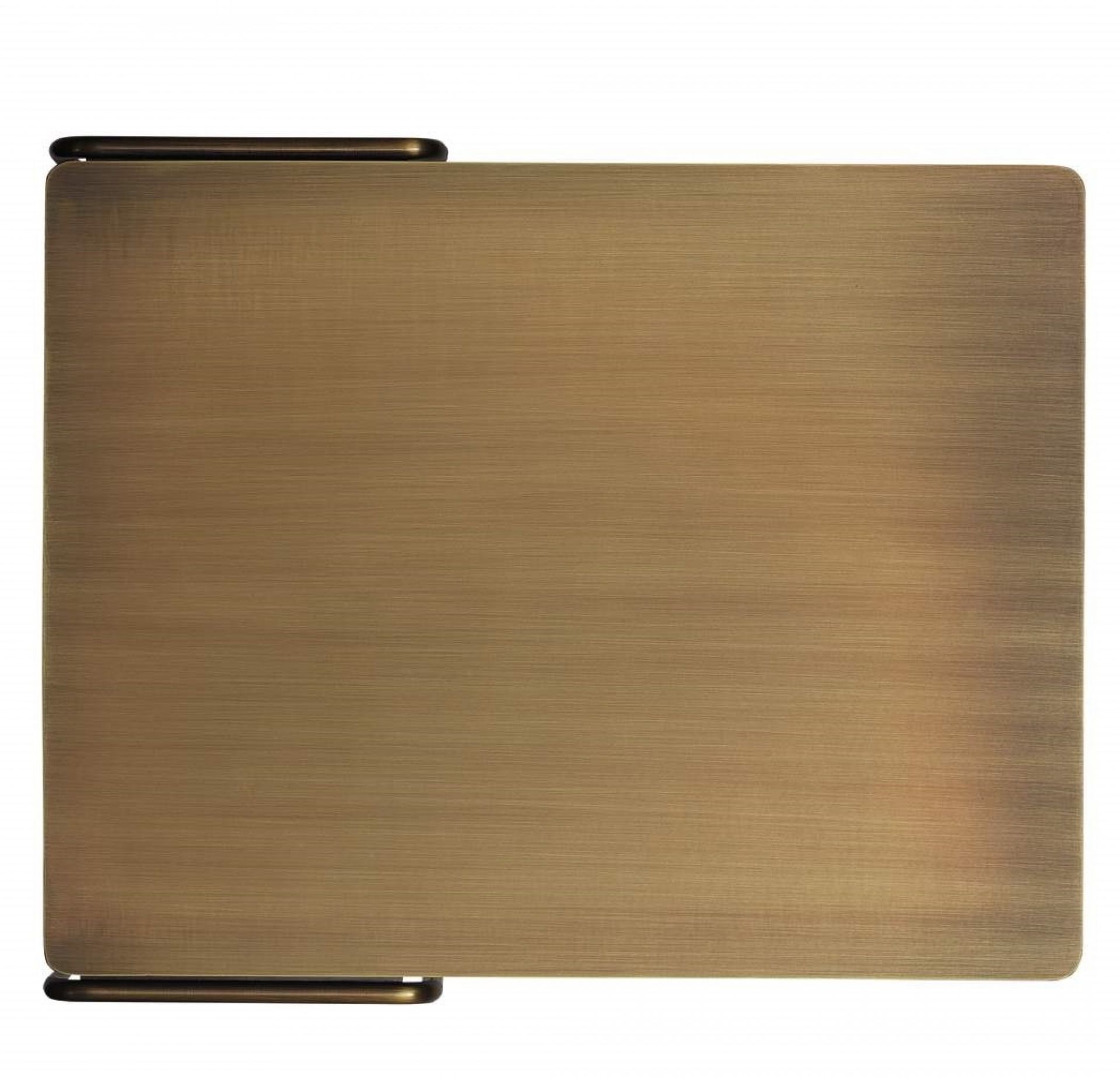 Nahaufnahme des Oki Beistelltisches von Walter Knoll mit goldfarbener Tischplatte und Griffen.