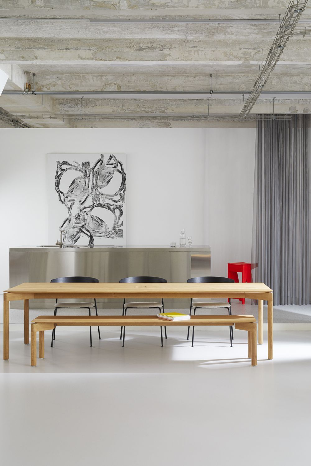 WEDEKIND Tisch aus Eiche, gewachst, mit Bank und Stühlen in modernem Interieur.