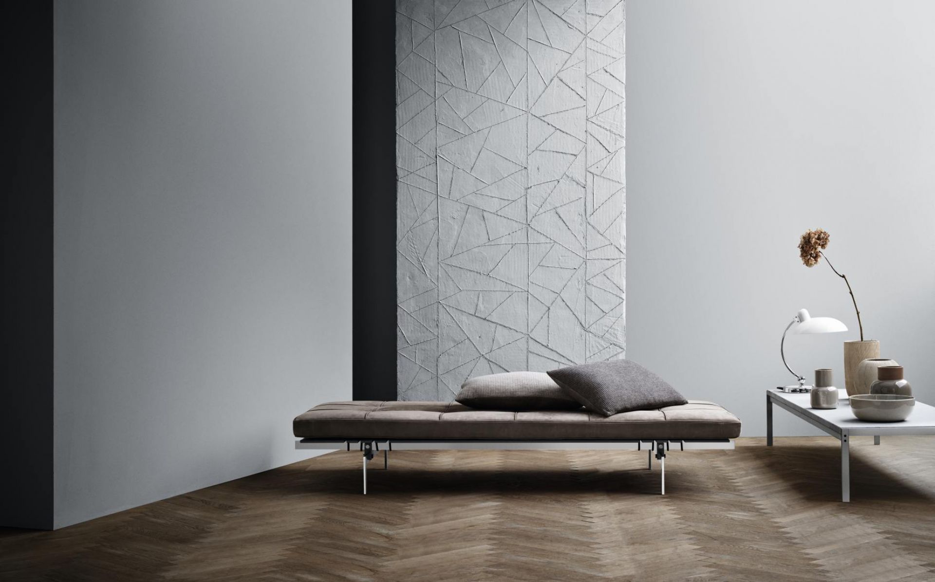 PK63A Esstisch von Fritz Hansen mit brauner Polsterung und Kissen auf einem modernen Metallgestell.