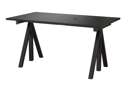 Schwarzer Works Schreibtisch Fix B140cm von String Furniture mit Kabeldurchlass und A-förmigen Beinen auf weißem Hintergrund.