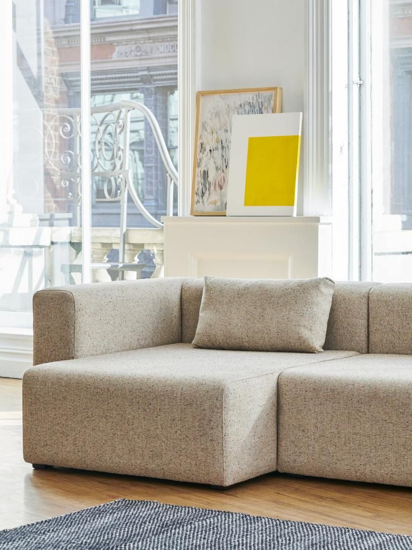 Beige Mags Sofa 3-Sitzer mit Armlehne links, bezogen mit Linara Stoff. Modernes Wohnzimmer.