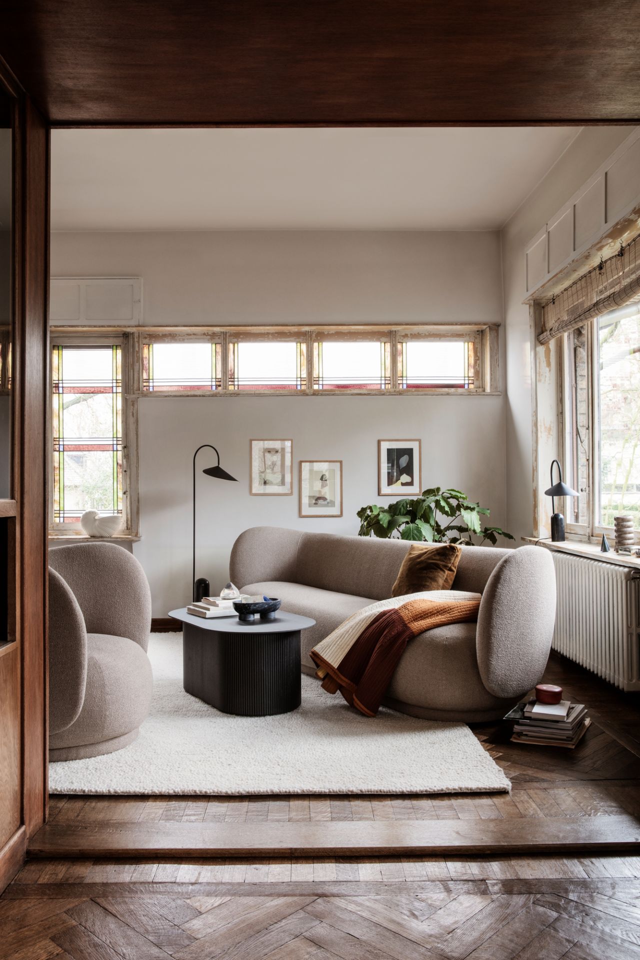 Wohnzimmer mit Rico Lounge Chair Bouclé Sessel von Ferm Living und passendem Sofa in Beige.