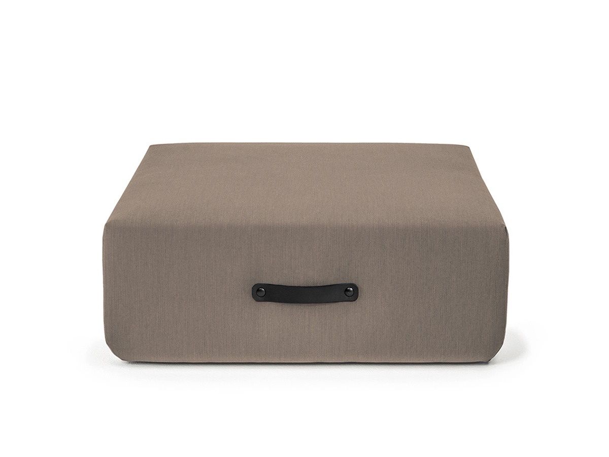 Miami Outdoor Sofa Hocker in Taupe von Conmoto, quadratischer Sitzhocker mit Tragegriff.