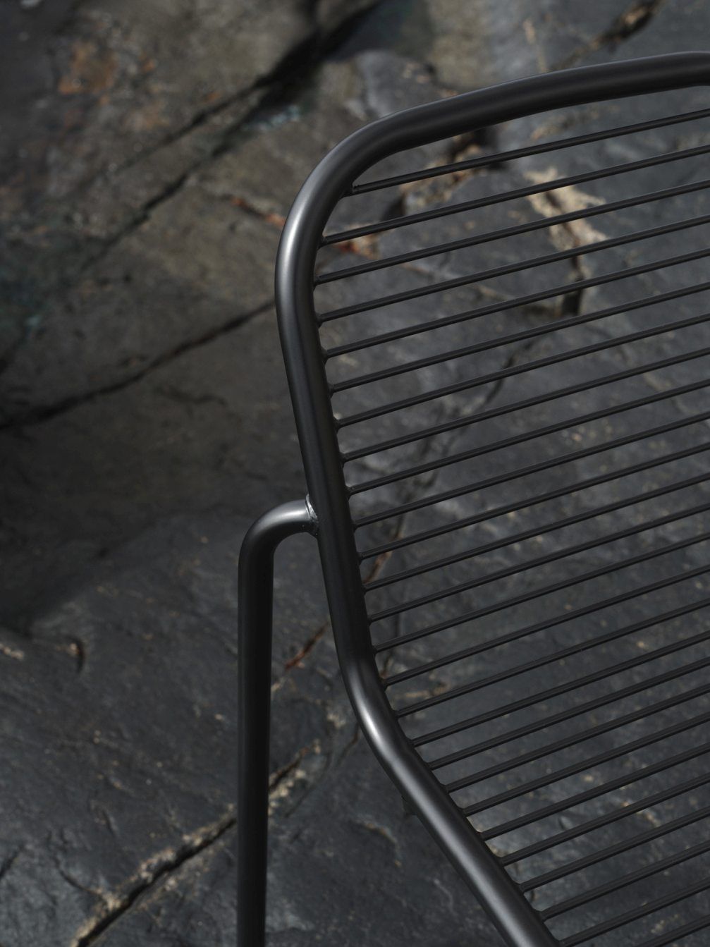 Detailaufnahme des schwarzen Vig Chair Stuhls von Normann Copenhagen, Outdoor-Möbel mit minimalistischem Design.