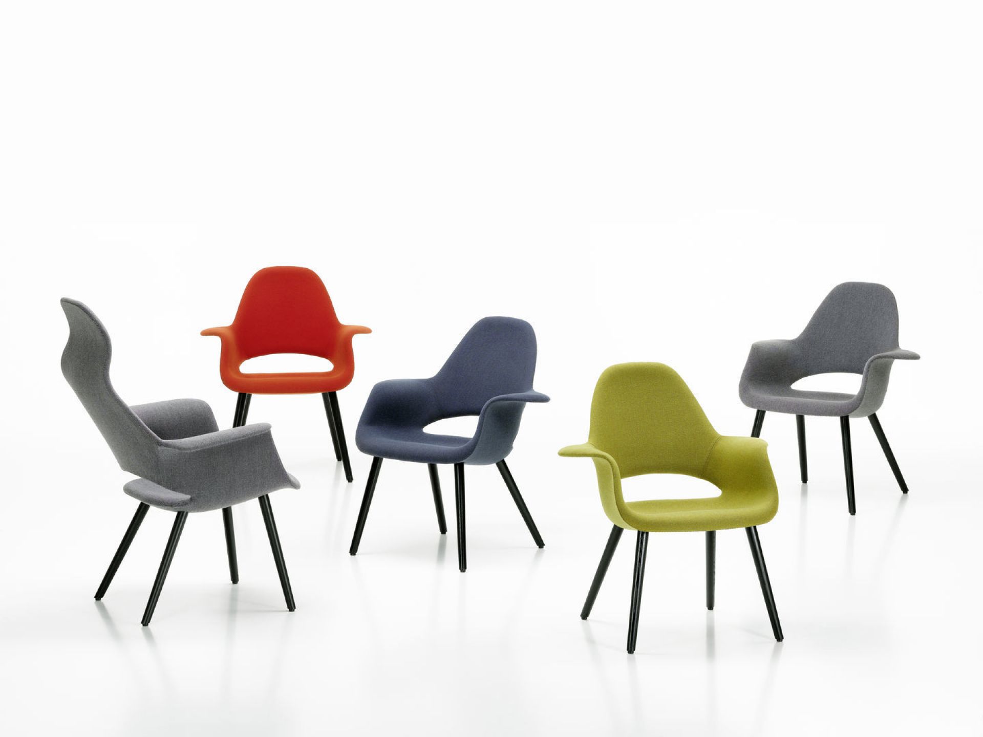 Fünf Organic Highback Chair Stühle von Vitra in verschiedenen Farben auf weißem Hintergrund.