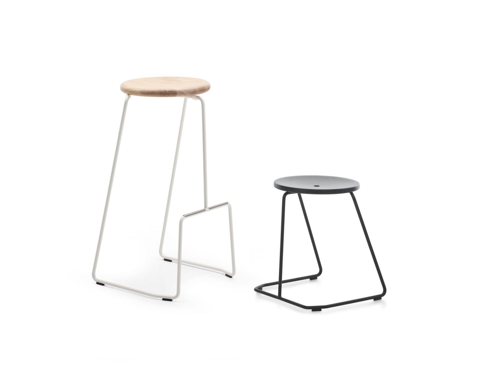 Zwei moderne Hocker: Ein Tiki Barhocker Outdoor von Extremis, weiß, und ein schwarzer Hocker.