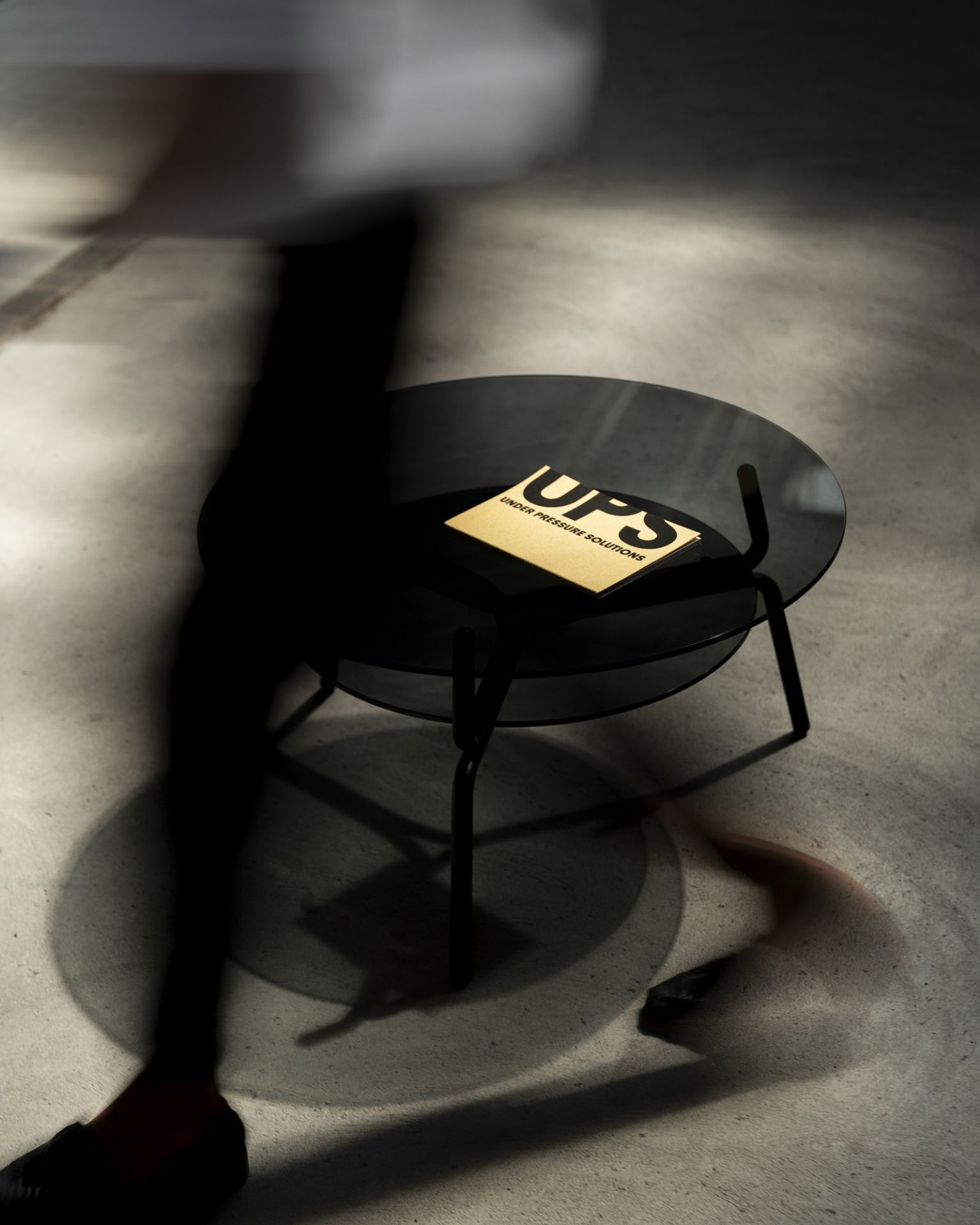 Moderner Lej Couchtisch Transparent Mox mit runder Glasplatte und schwarzem Metallgestell im minimalistischen Design.