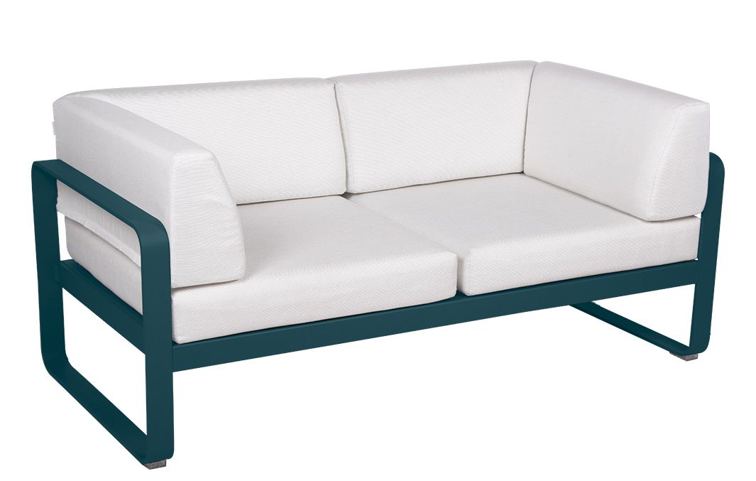 Bellevie 2-Sitzer Outdoor Sofa von Fermob mit blauem Rahmen und weißen Polstern für Garten und Terrasse.