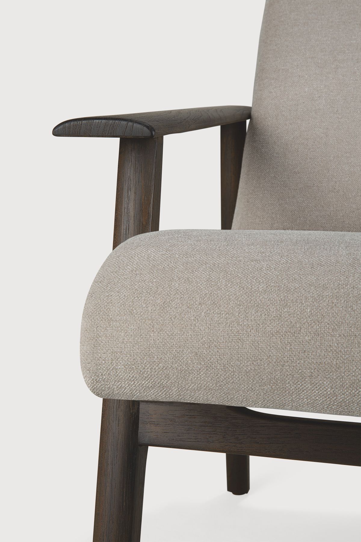 Detailaufnahme des Ethnicraft Aspekt Sessels: Beige Polsterung und dunkles Holzgestell. Bequemer Sessel für Wohnzimmer.
