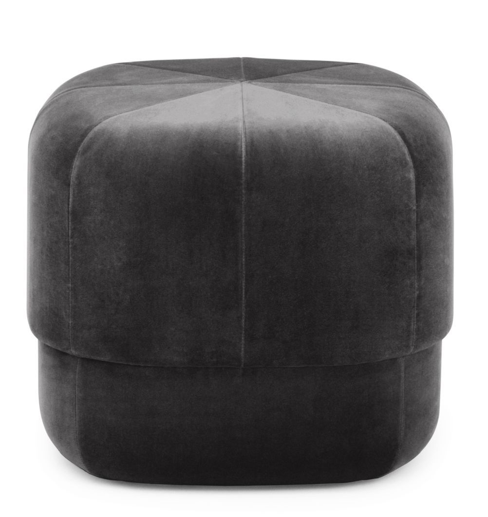 Grauer Circus Pouf Small Hocker von Normann Copenhagen, quadratisch, aus weichem Samtstoff.