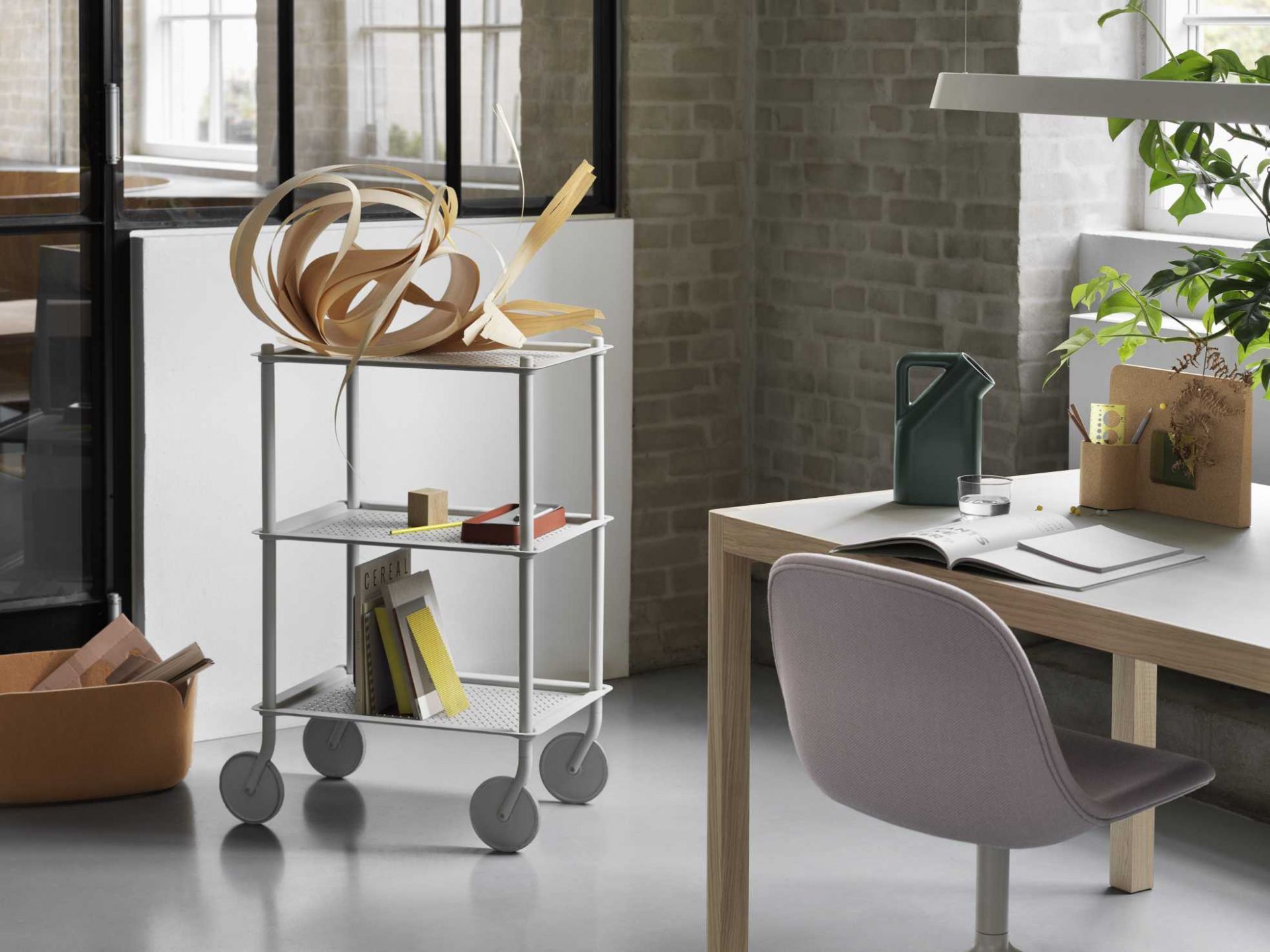 Muuto Story Pinboard: Metall-Rollwagen mit drei Ablagen für Bürobedarf und Dekoration im modernen Interieur.