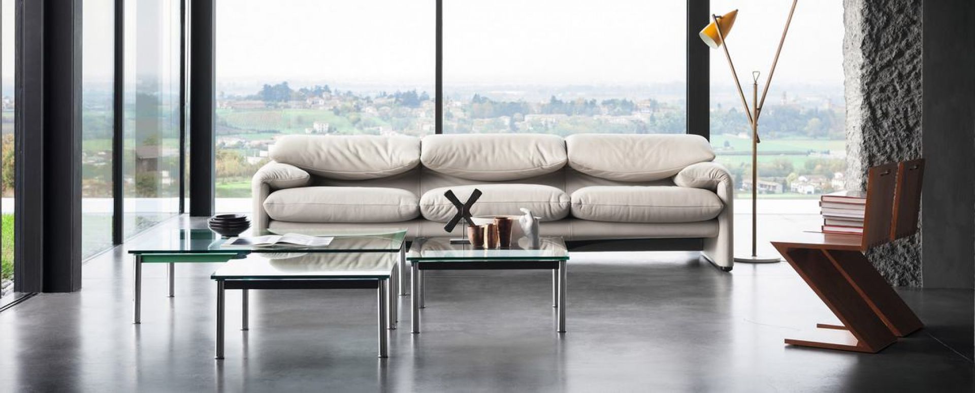 Beige Maralunga Sofa von Cassina, ein Dreisitzer Ledersofa im modernen Wohnzimmer mit Glas-Couchtischen.