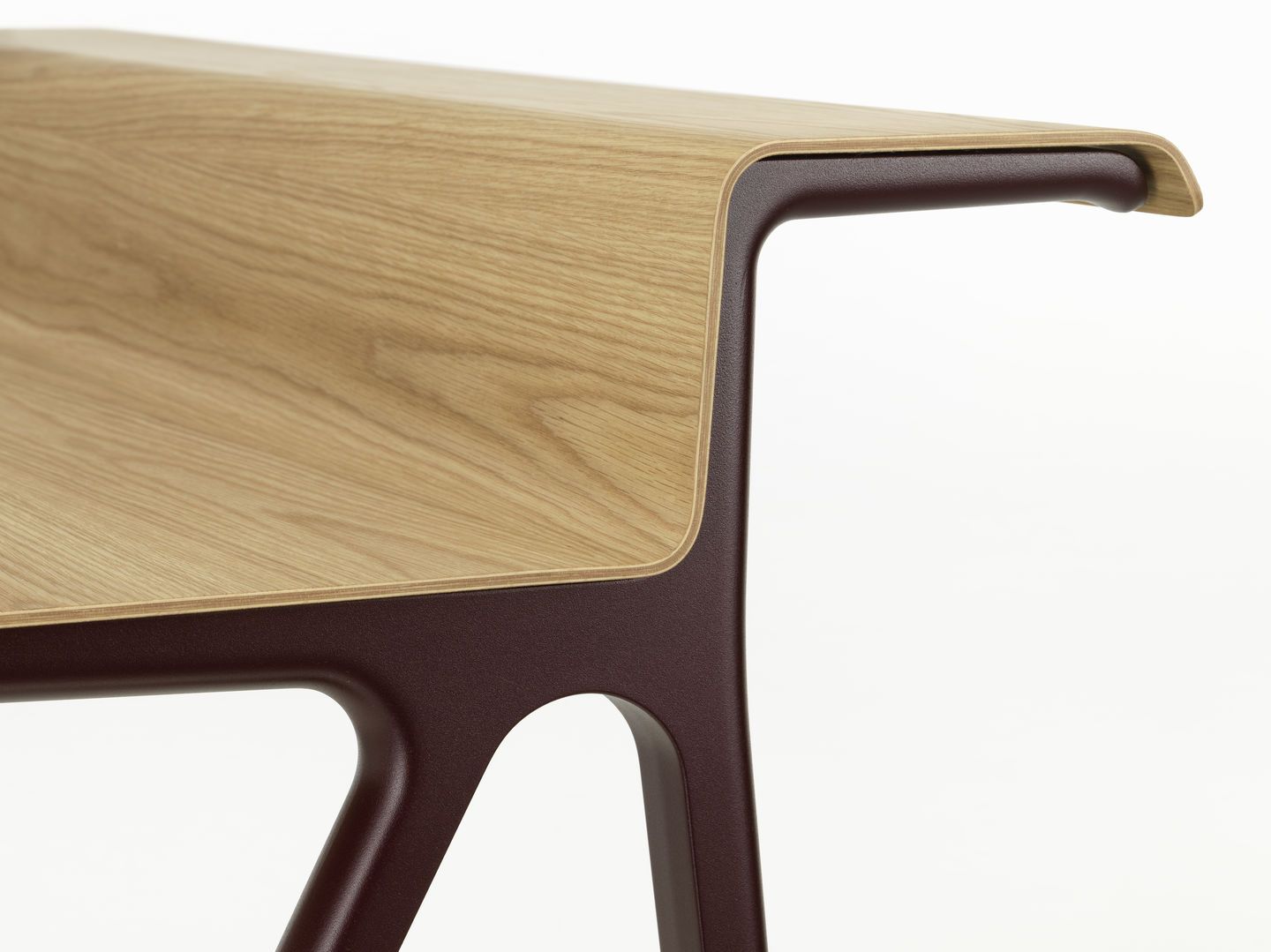 Detailaufnahme vom Vitra Courier Schreibtisch mit hellbrauner Tischplatte und dunkelbraunem Gestell, ideal für moderne Büros.