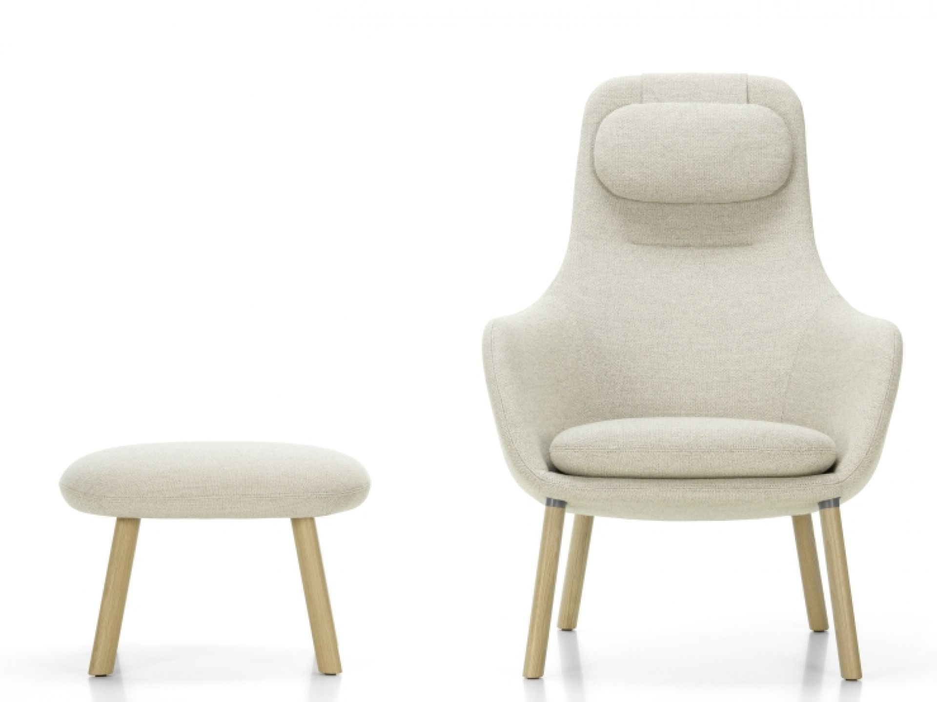 Vitra Hal Lounge Chair Sessel mit Ottoman in hellem Stoffbezug und Holzfüßen, bequemer Relaxsessel.