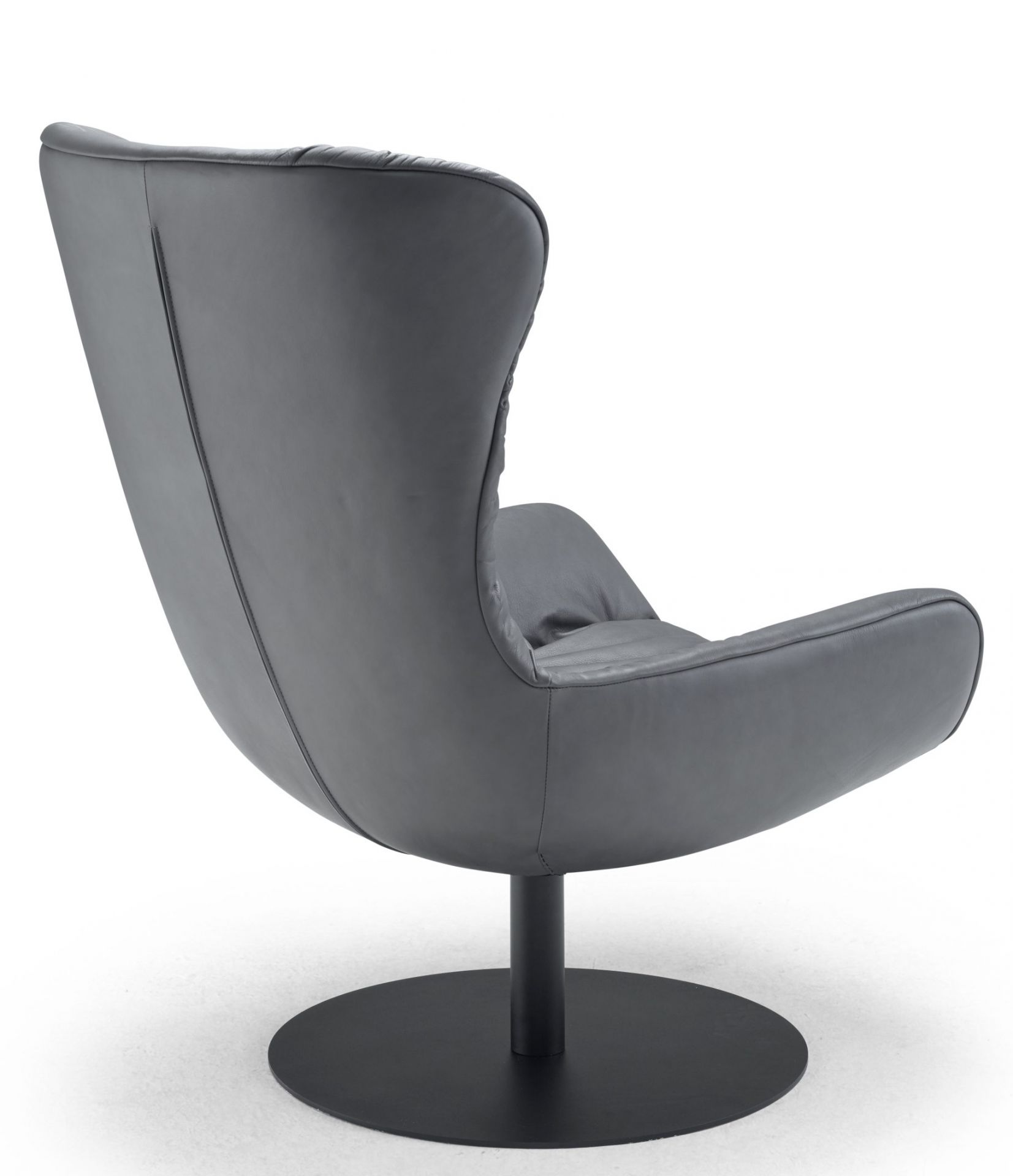 Grauer Leya Ohrensessel mit Wingback-Design und schwarzem Drehtellerfuß, Rückansicht, bequemer Loungesessel für modernes Wohnen.
