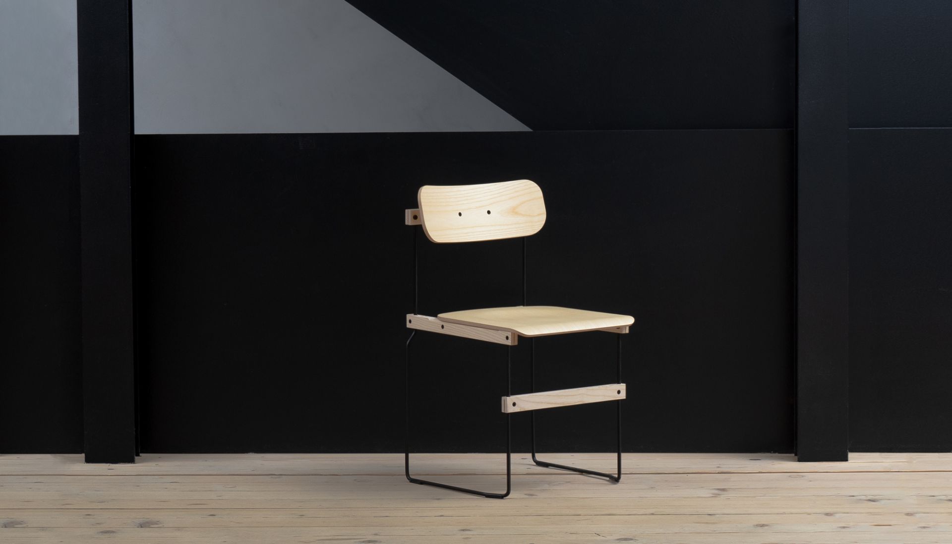 Bruto Stuhl von Nils Holger Moormann, minimalistisches Design mit hellem Holz und schwarzem Stahlgestell.