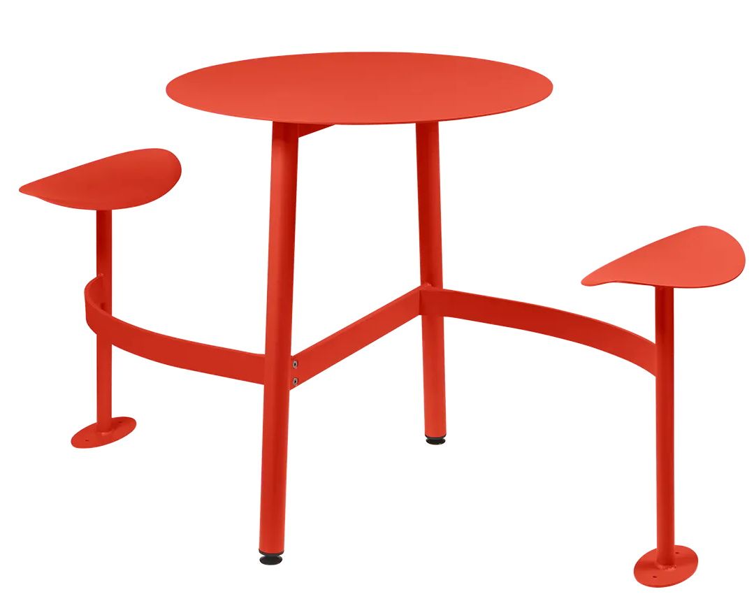 Roter Bolder 2-Sitzer-Tisch von Fermob für den Außenbereich, ideal für kleine Balkone und Terrassen.