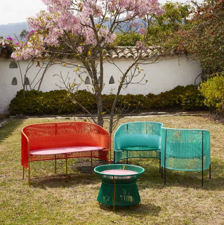Ames Caribe Basket Table Outdoor, farbenfrohe Gartenmöbel aus Kordel, Tisch, Bank und Sessel.
