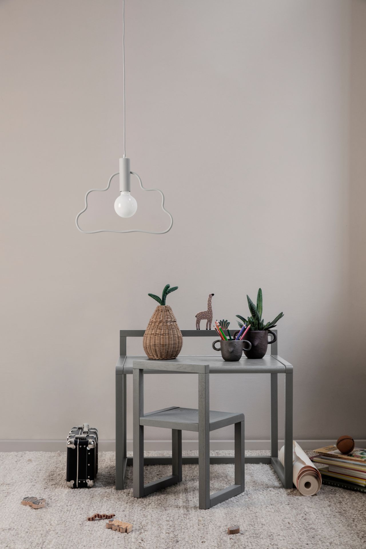 Nahaufnahme des kleinen Pear Braided Storage Korbs von Ferm Living auf einem Kinderschreibtisch.