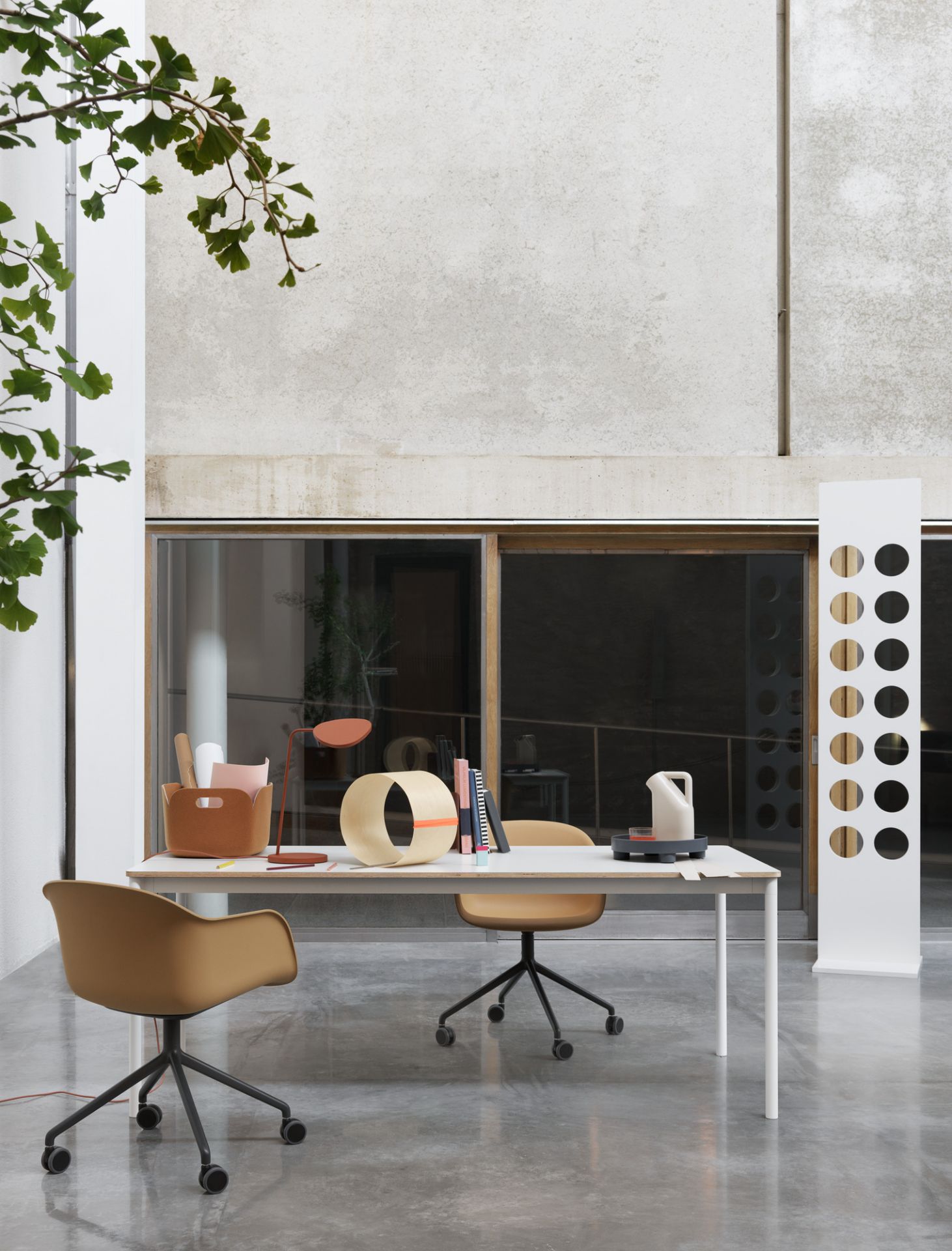 Muuto Base Table mit Bürostühlen und Accessoires in modernem Büroambiente, minimalistisches Design für stilvolles Arbeiten.