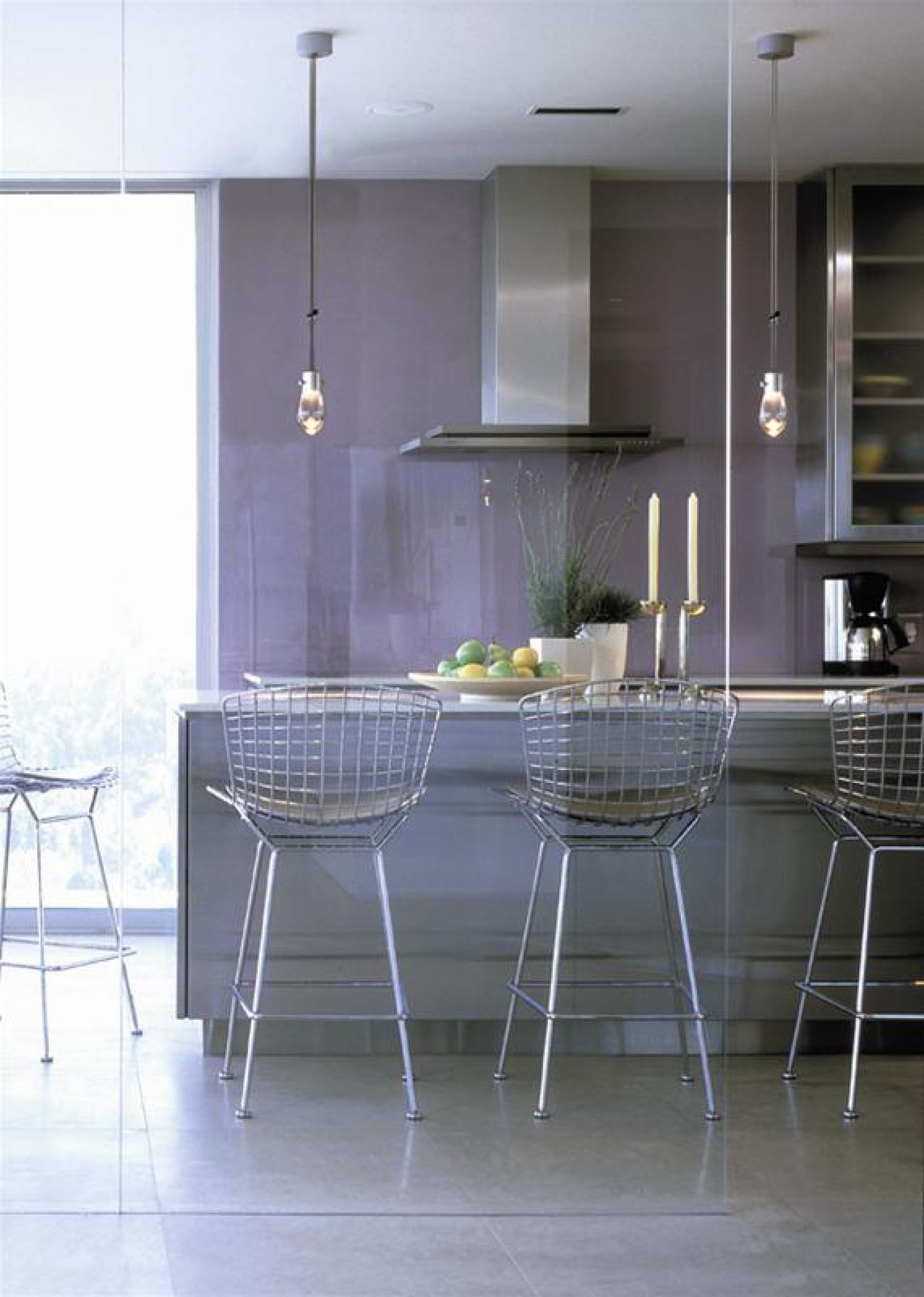 Bertoia Barhocker von Knoll International in einer modernen Küche mit Edelstahl-Akzenten und minimalistischer Beleuchtung.