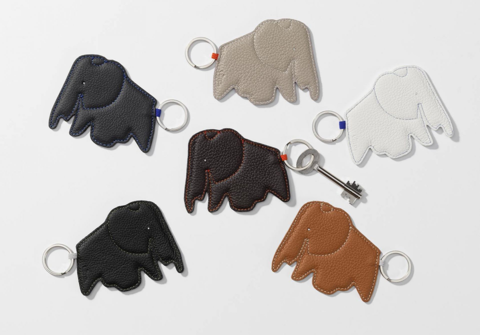 Mehrere Vitra Elephant Schlüsselanhänger aus Leder in verschiedenen Farben auf weißem Hintergrund.