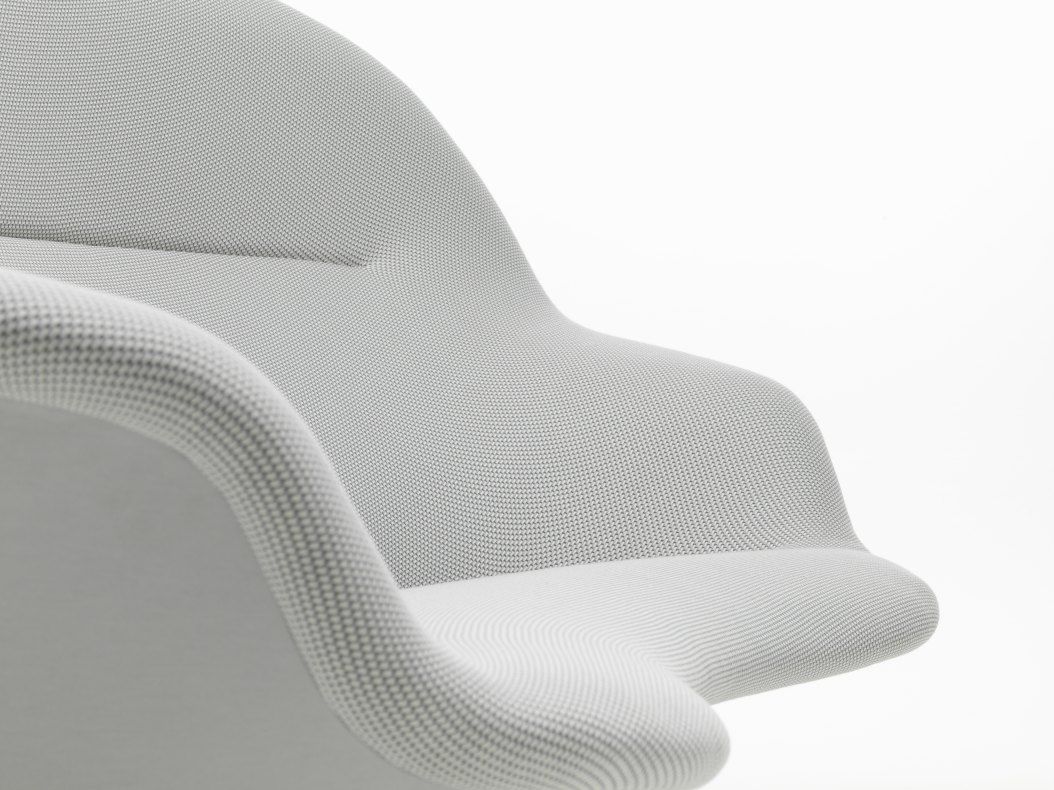 Detailaufnahme des Abalon Sofas von Vitra, ein modernes Sitzmöbel mit hellgrauem Stoffbezug.