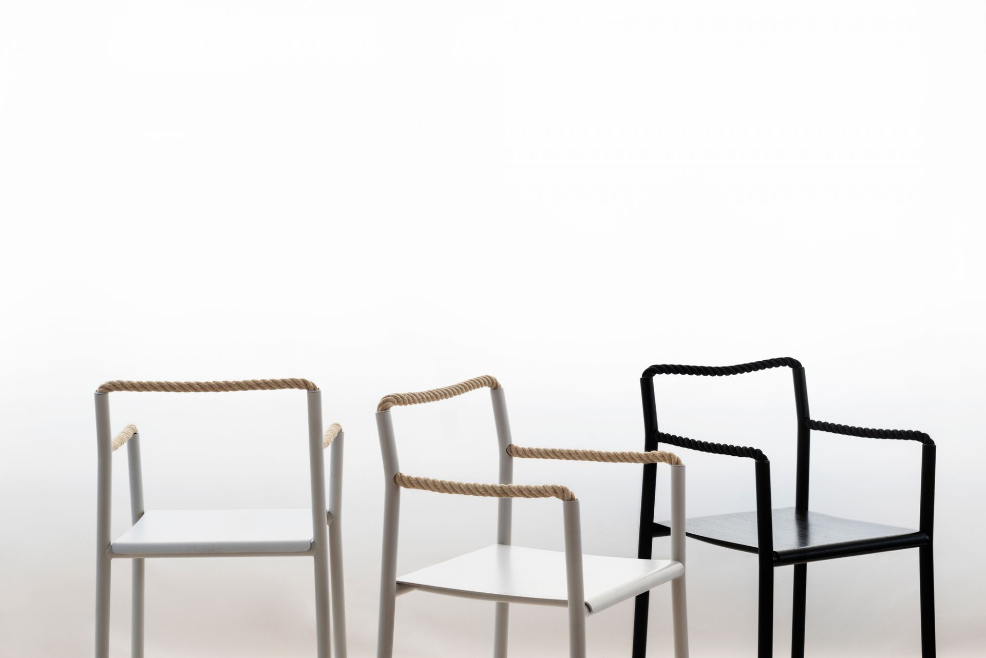 Drei Artek Rope Chairs in Weiß und Schwarz mit Seildetails, moderne Stühle für Wohnzimmer.