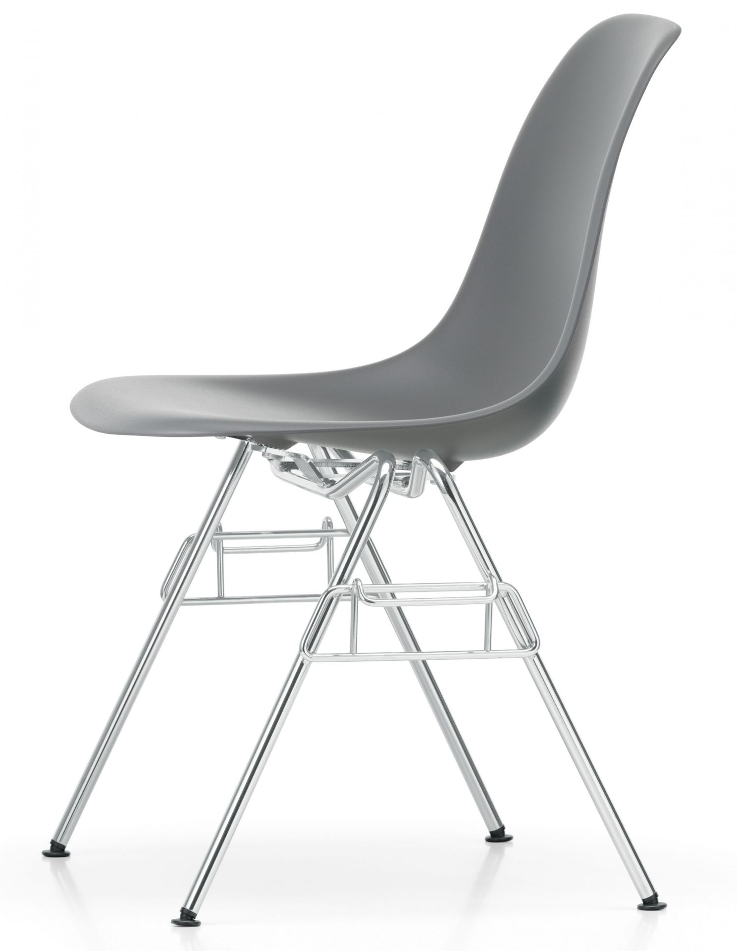 Grauer Eames Plastic Side Chair DSS Stuhl von Vitra mit verchromtem Stahlgestell, Seitenansicht.