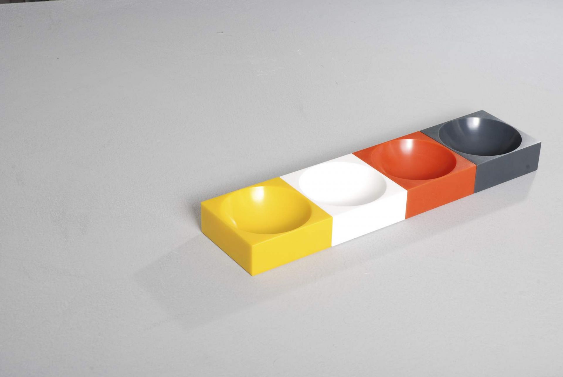 Modul 4 Magnetic Bowl Schale Farmer Set, bestehend aus gelber, weißer, oranger und grauer Schale.