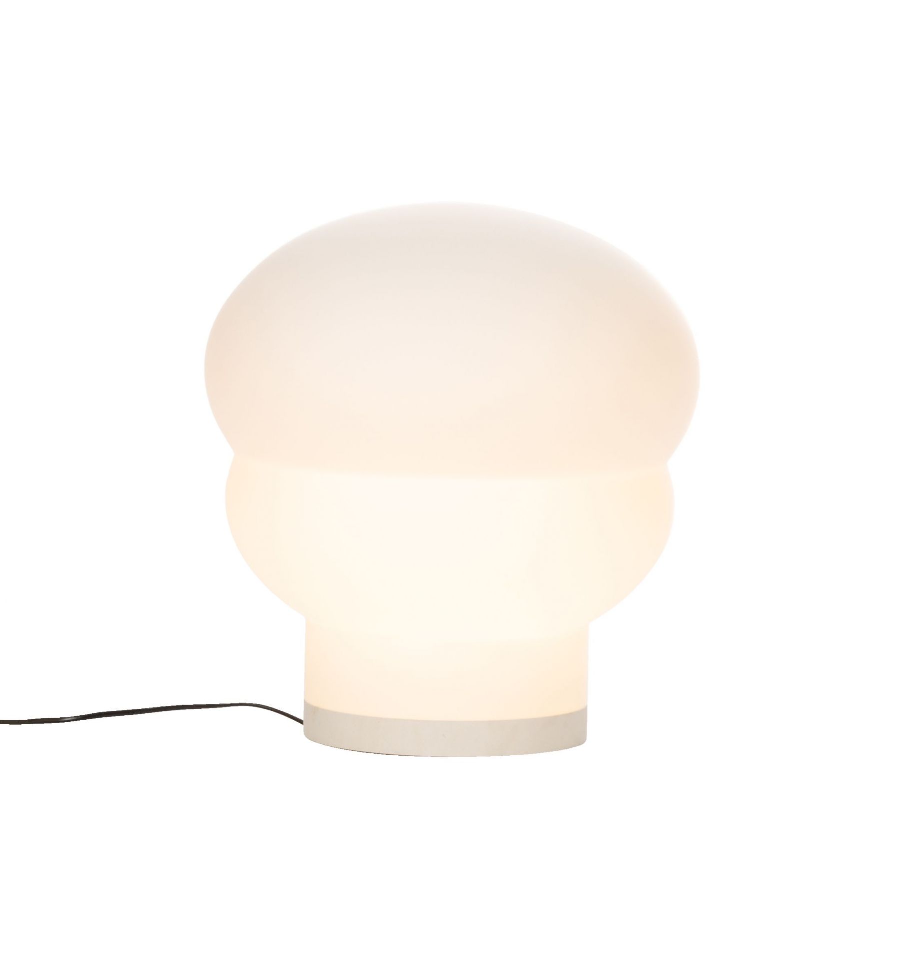 Weiße Kumo Tischleuchte von Pulpo, Medium, mit sanftem, warmem Licht.