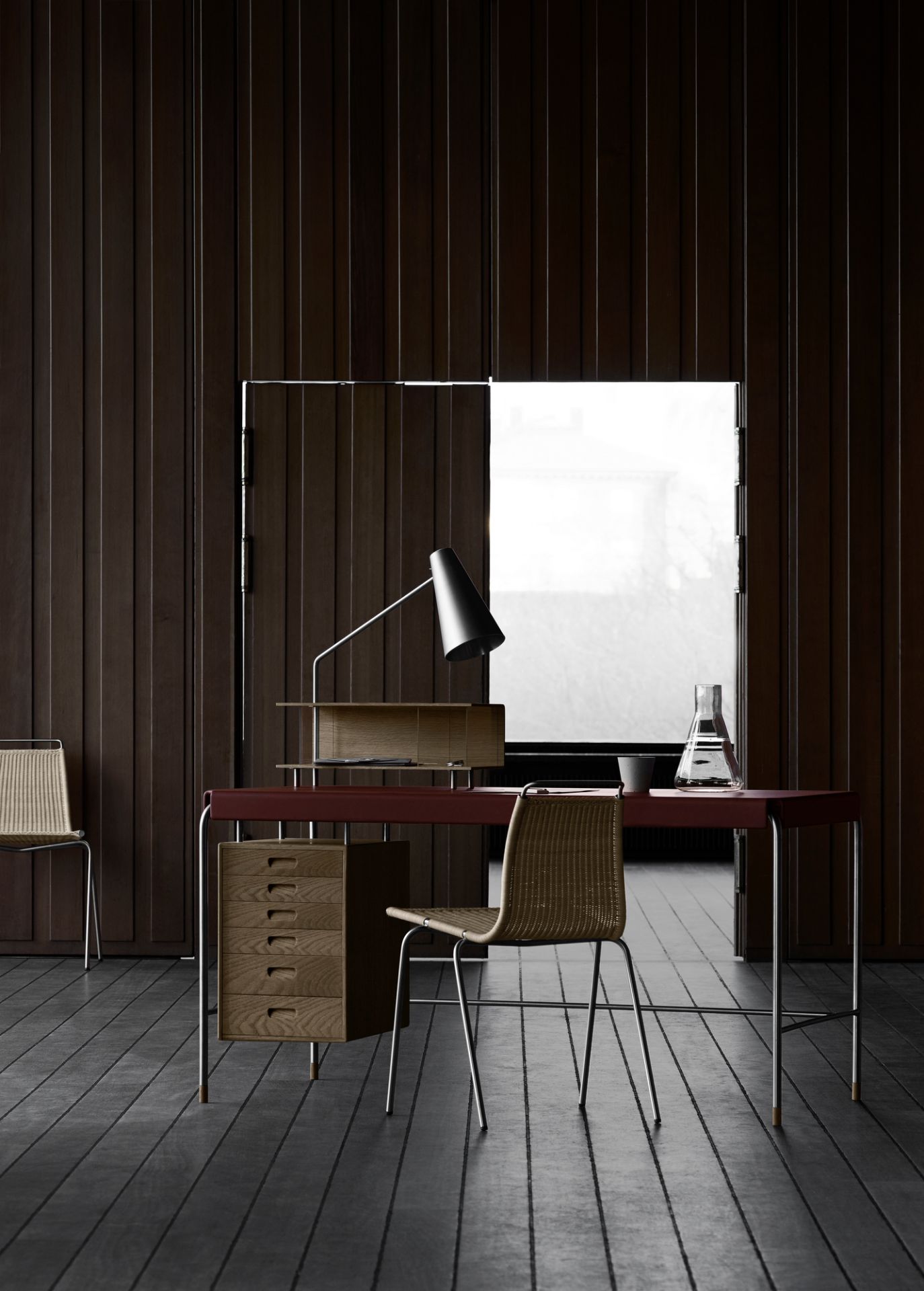 AJ52 Society Table Arbeitstisch Walnuss geölt von Carl Hansen & Søn mit Stuhl und Lampe.