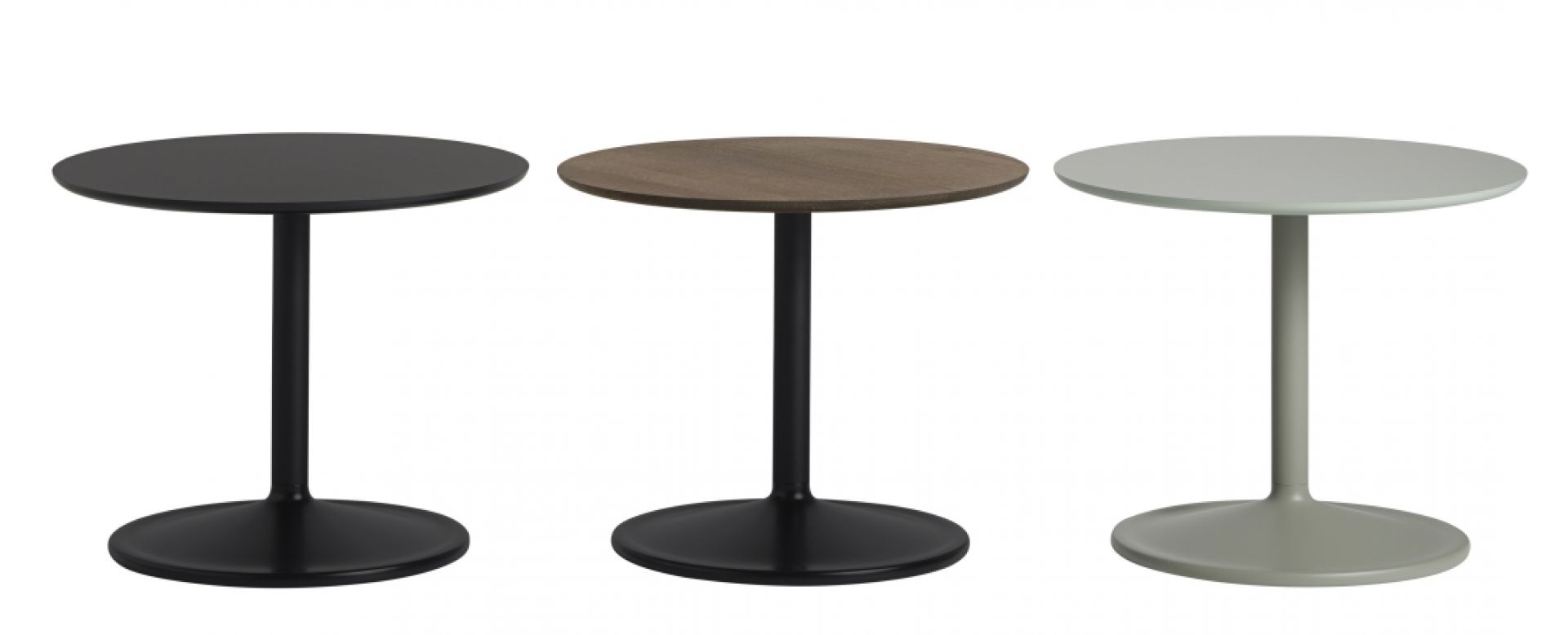 Drei Muuto Soft Side Table Beistelltische in Schwarz, Holzoptik und Grau vor weißem Hintergrund.