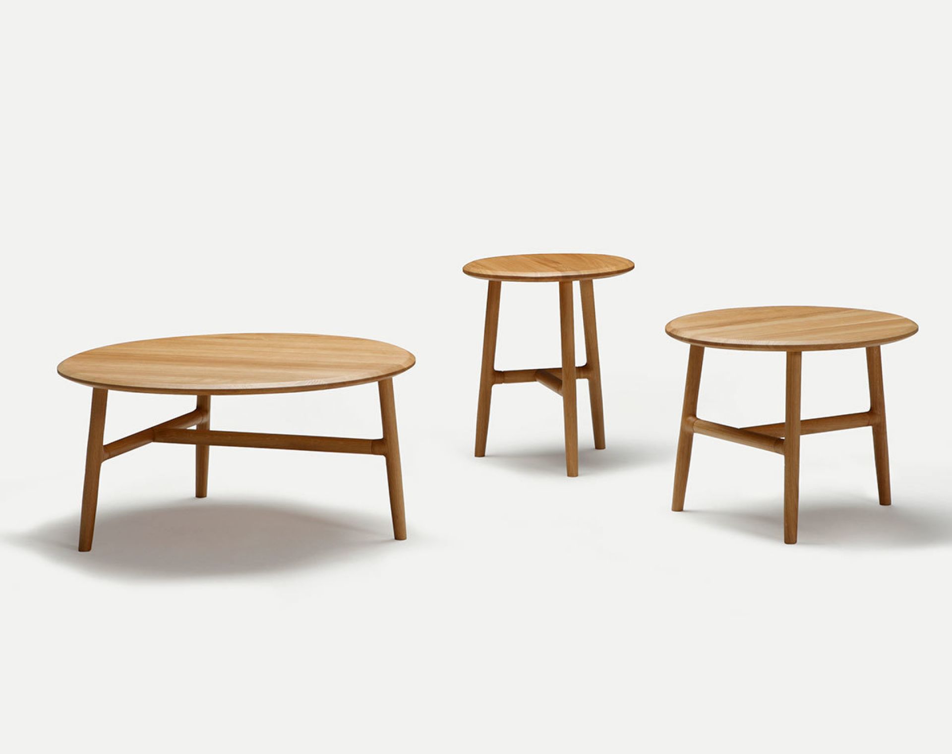 Nudo Beistelltisch von Sancal aus Eiche Natur, verschiedene Größen und Formen auf weißem Hintergrund.