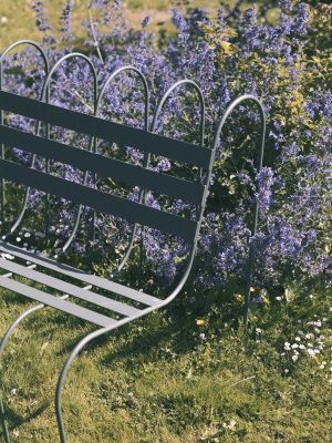 Gardener's Sofa von Design House Stockholm im Garten, eine stilvolle Outdoor Sitzbank aus Metall.