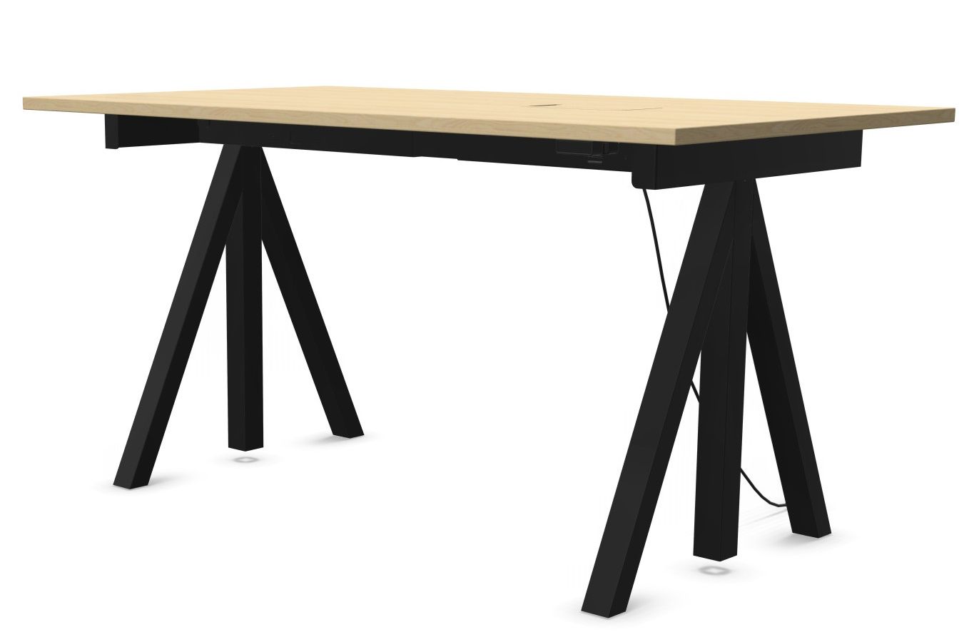 Wordesk Table Schreibtisch von String Furniture mit heller Tischplatte und schwarzem, modernem A-förmigen Gestell.