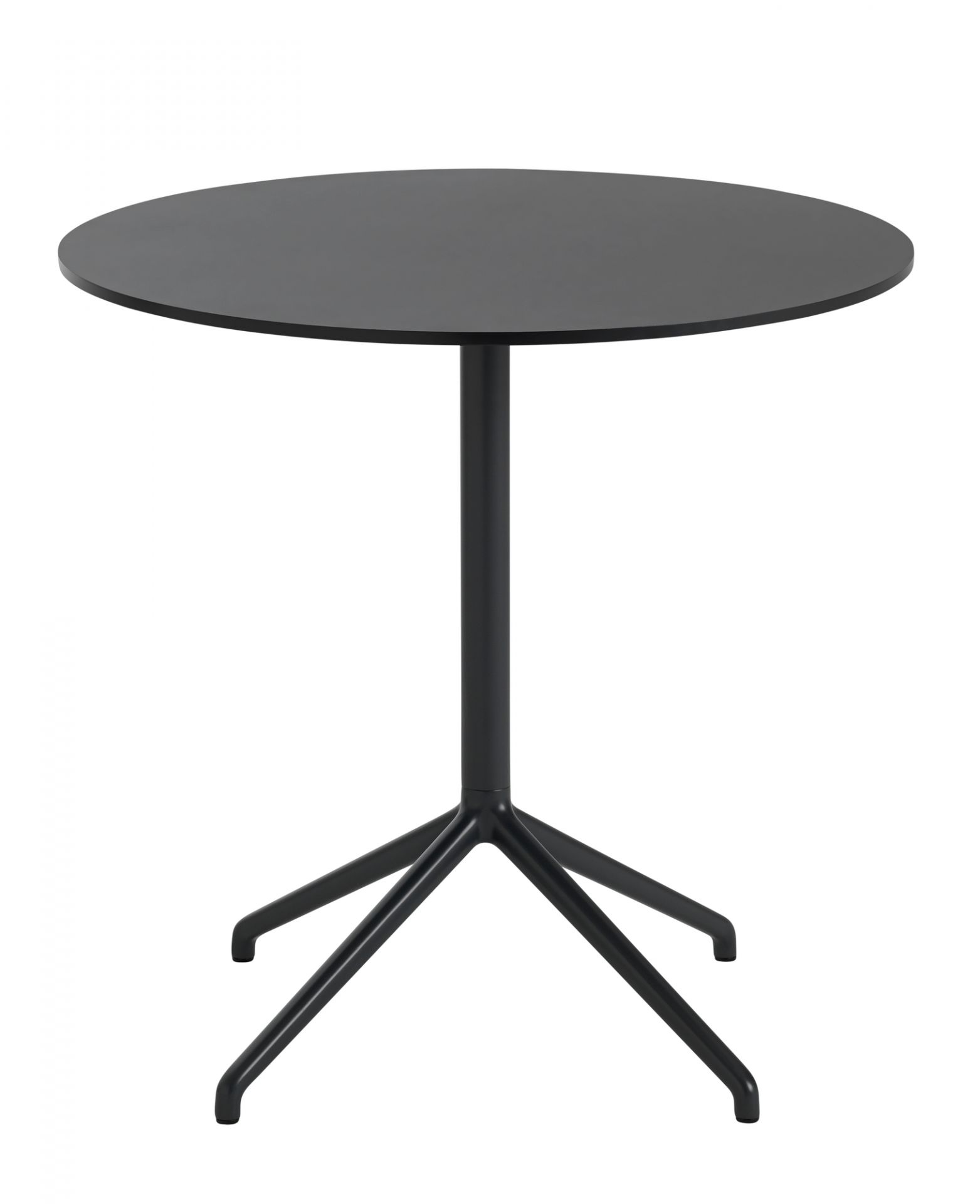 Schwarzer Still Cafe Table Beistelltisch von Muuto mit runder Tischplatte und dreibeinigem Fuß.