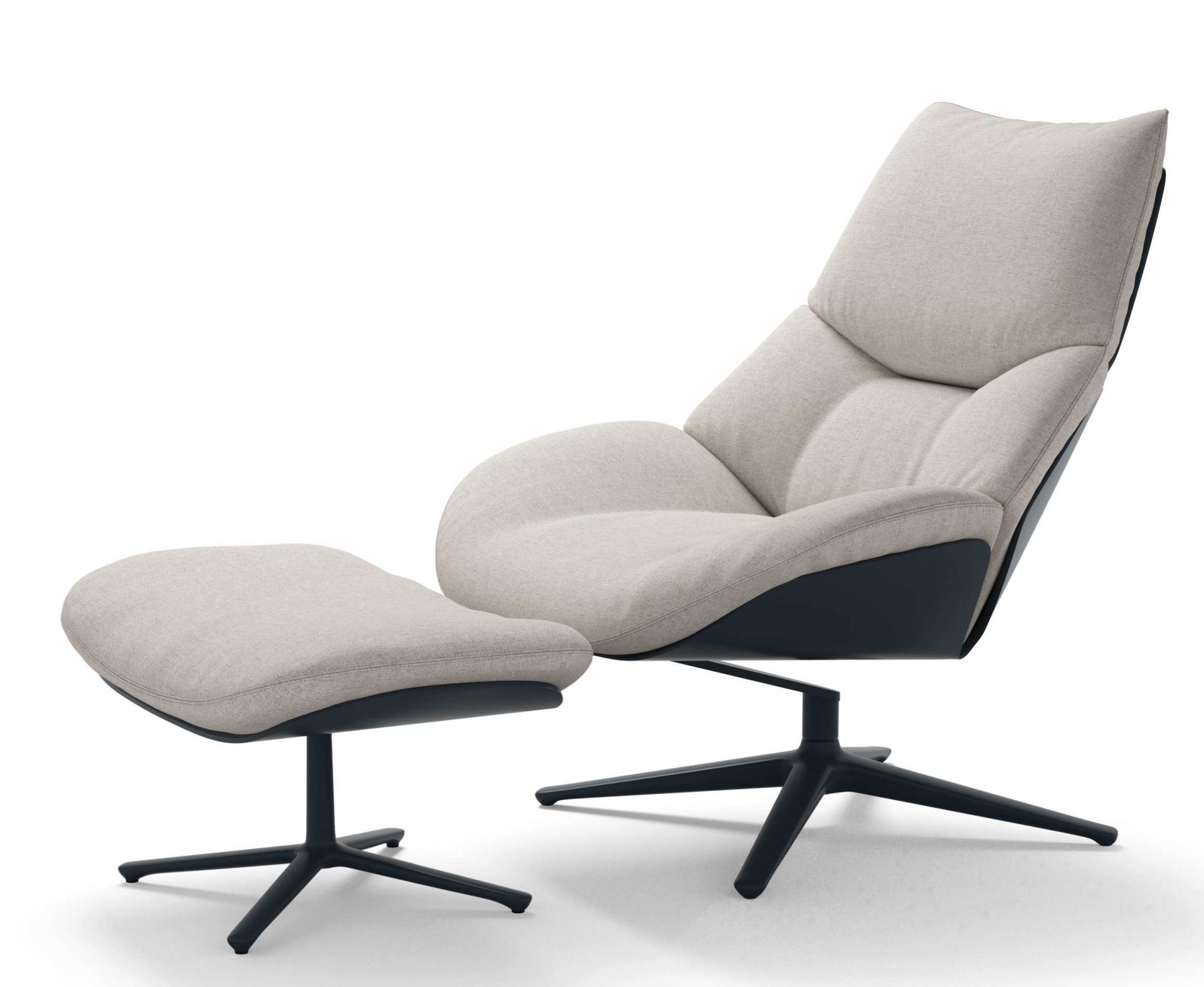 Beige Shrimp Ottoman Hocker Cor mit schwarzem Drehfuß und passendem Sessel.