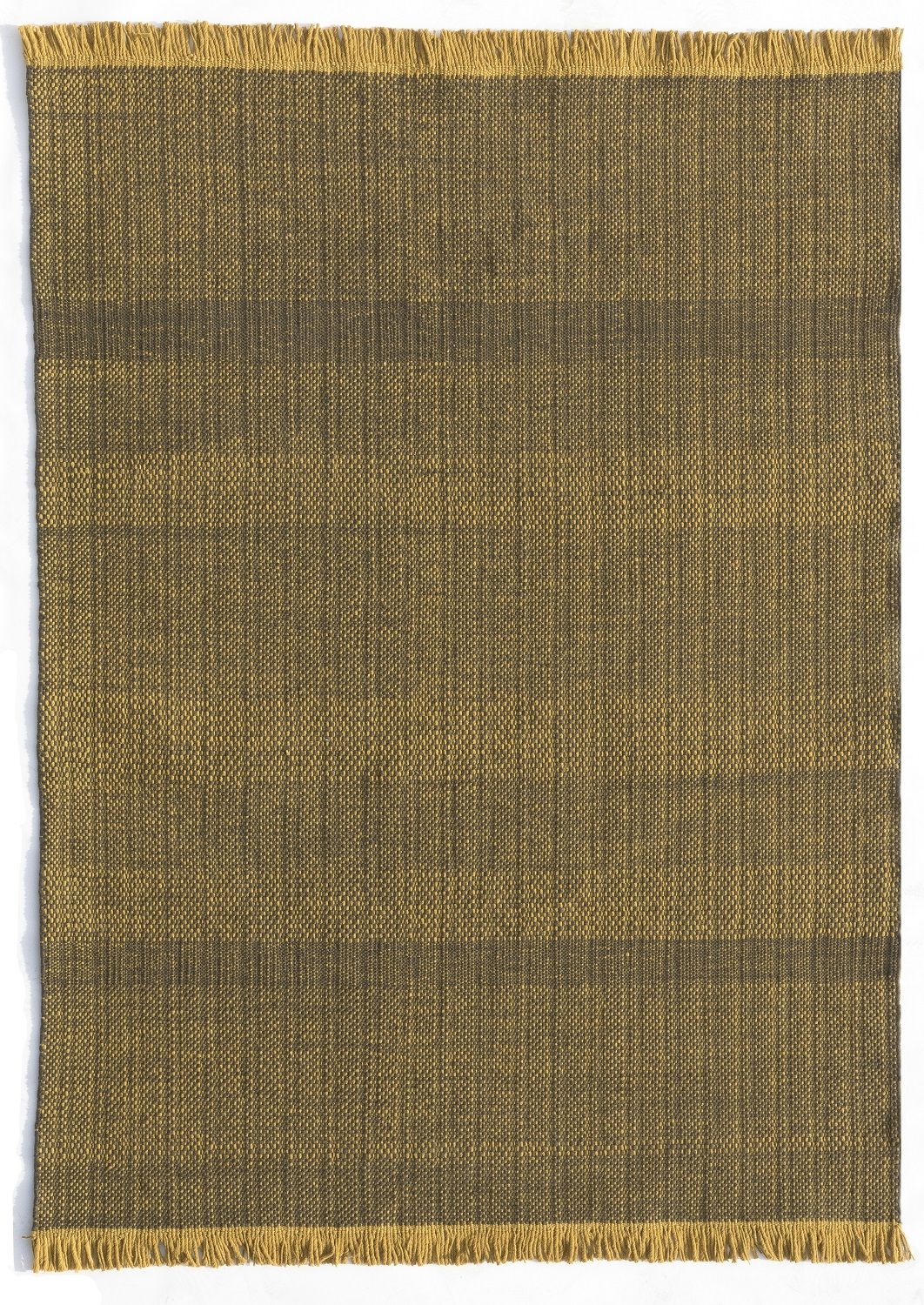 Nanimarquina Tres Outdoor Texture Teppich in Senfgelb, Detailaufnahme des gewebten Teppichs mit Fransen.