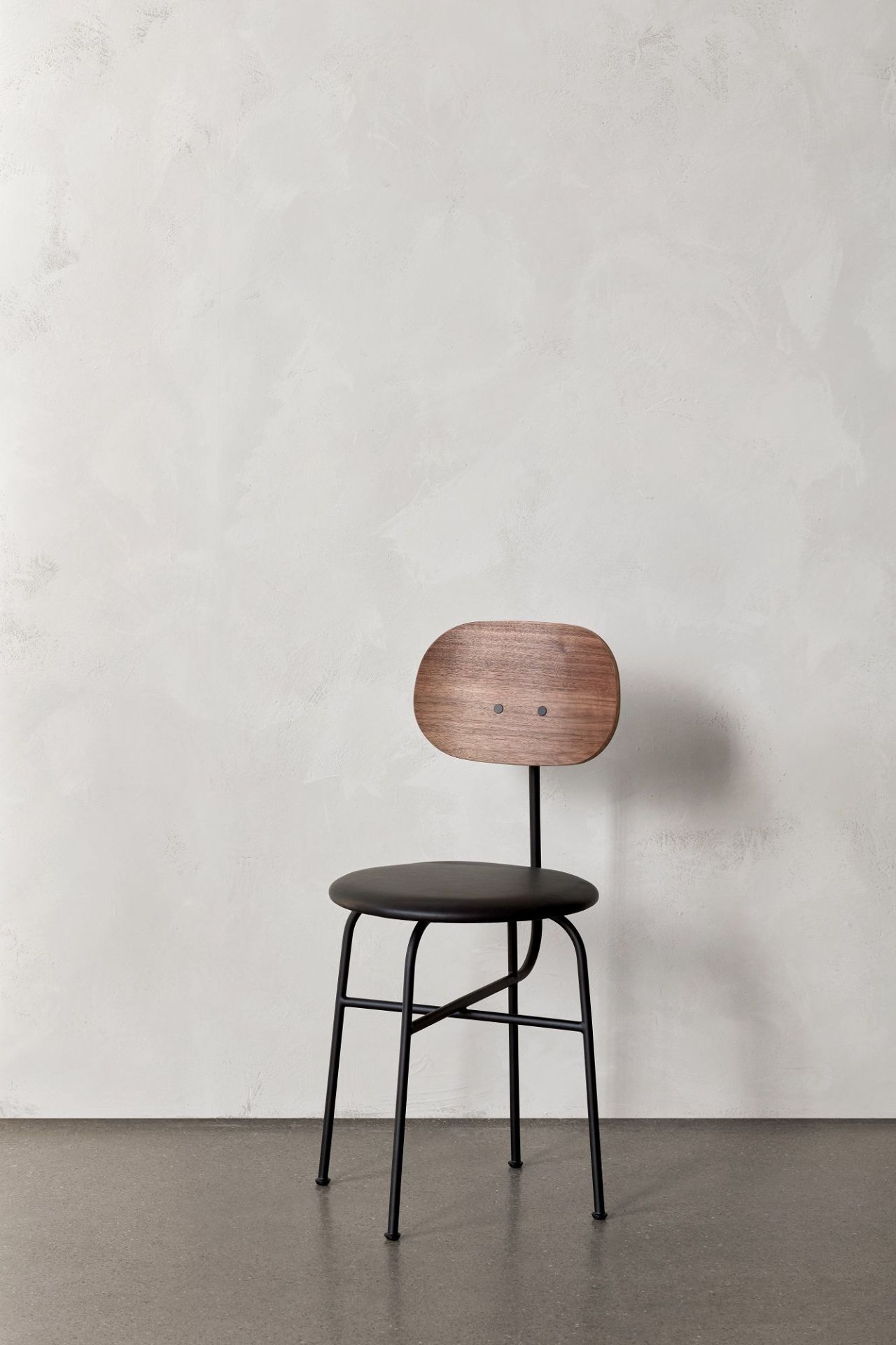 Afteroom Dining Chair Plus von Audo Copenhagen: Esszimmerstuhl mit schwarzem Sitz und Holzlehne.