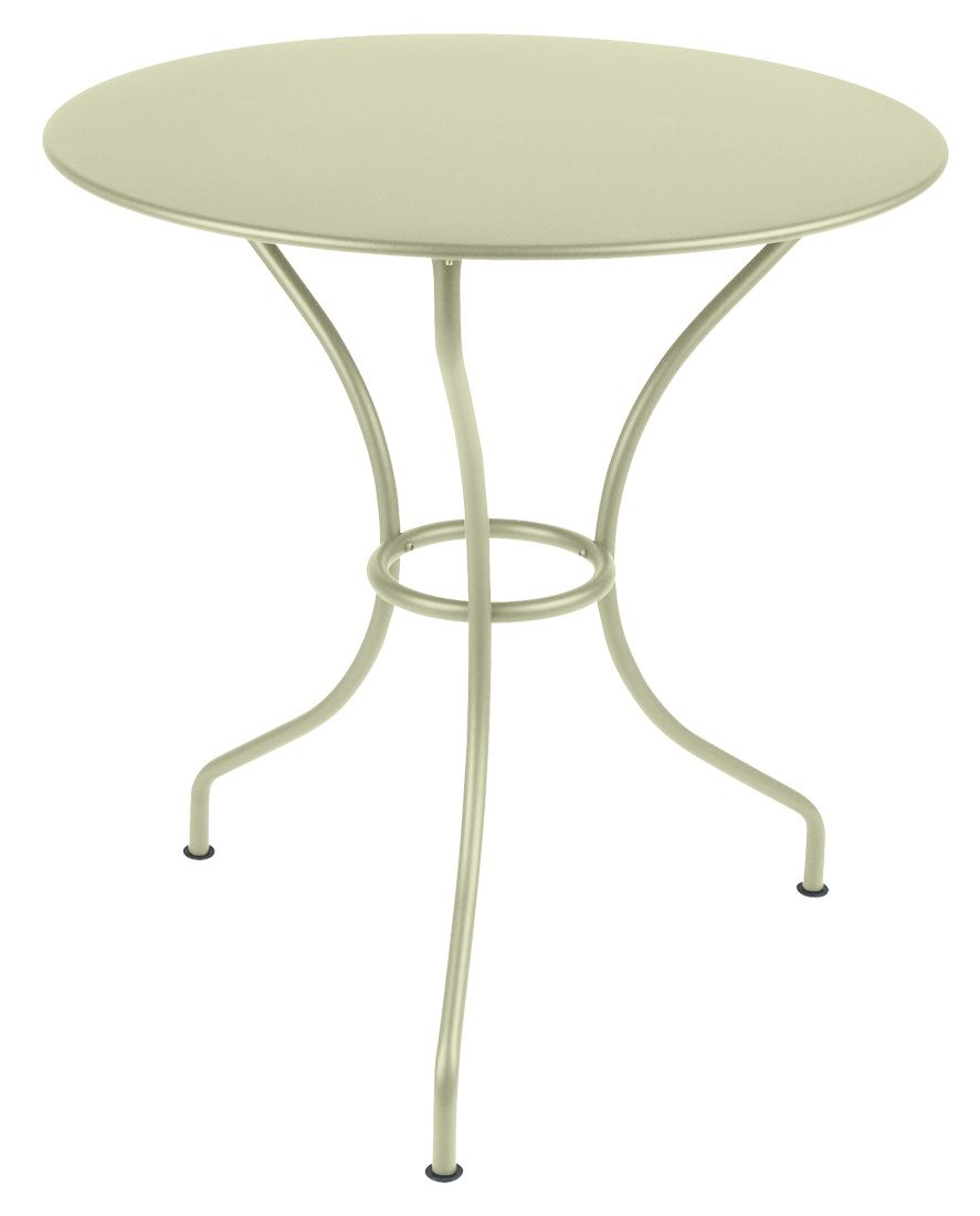 Runder, hellgrüner Opéra+ Tisch von Fermob für den Außenbereich, ideal für Garten und Terrasse.