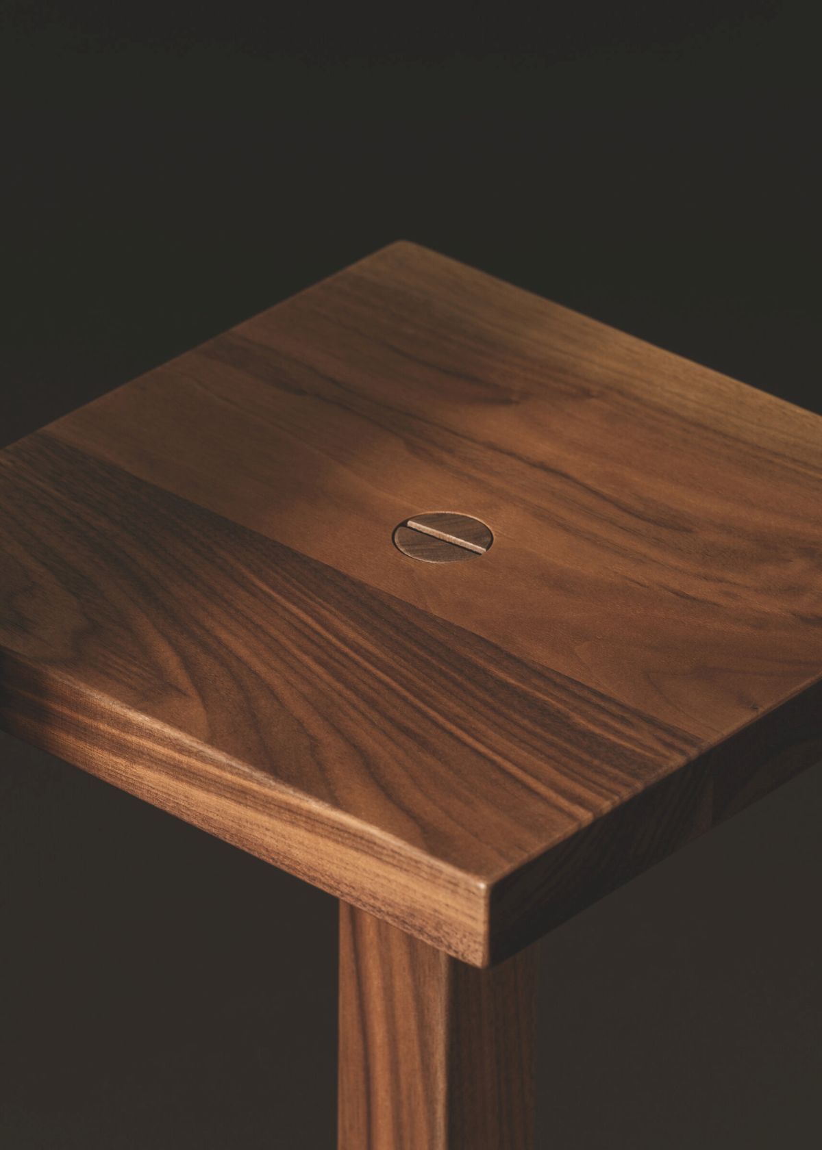 Detailaufnahme des Peana Molina Beistelltisches von Santa & Cole aus dunklem Nussbaumholz.