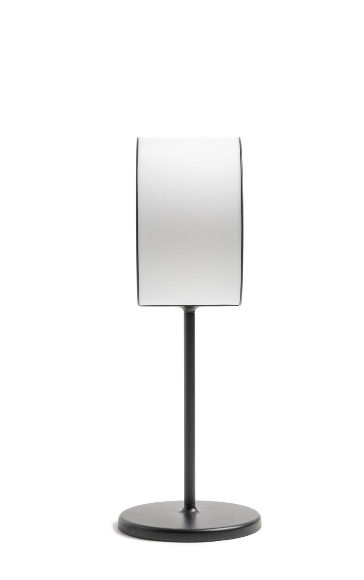 Lost Tischleuchte von Magis mit zylindrischem, weißem Lampenschirm und schwarzem Fuß. Moderne Tischlampe.