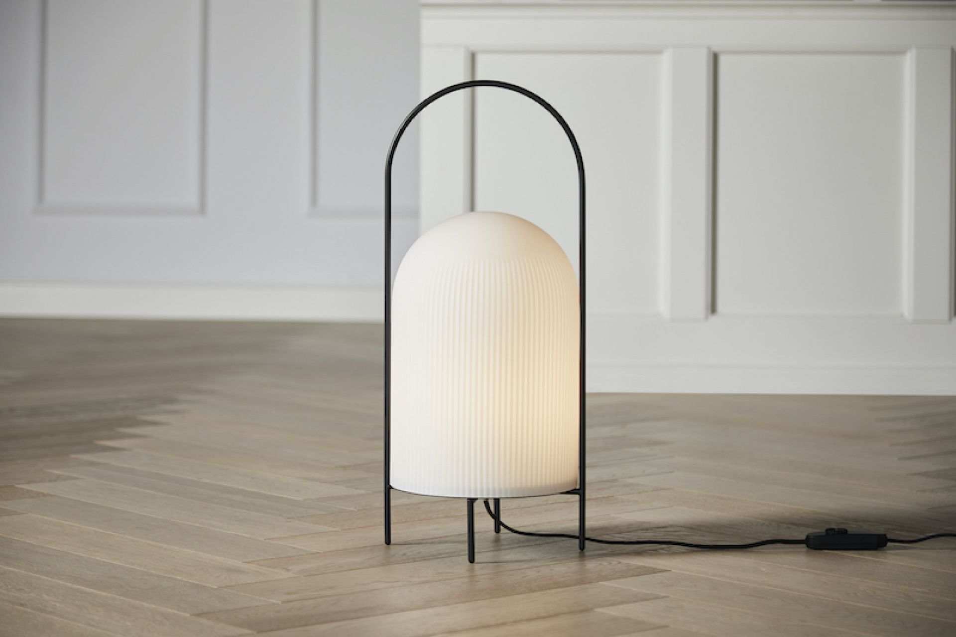 GHOST Stehleuchte von Woud: Moderne Stehlampe mit plissiertem Lampenschirm und schwarzem Metallgestell für Wohnzimmer.