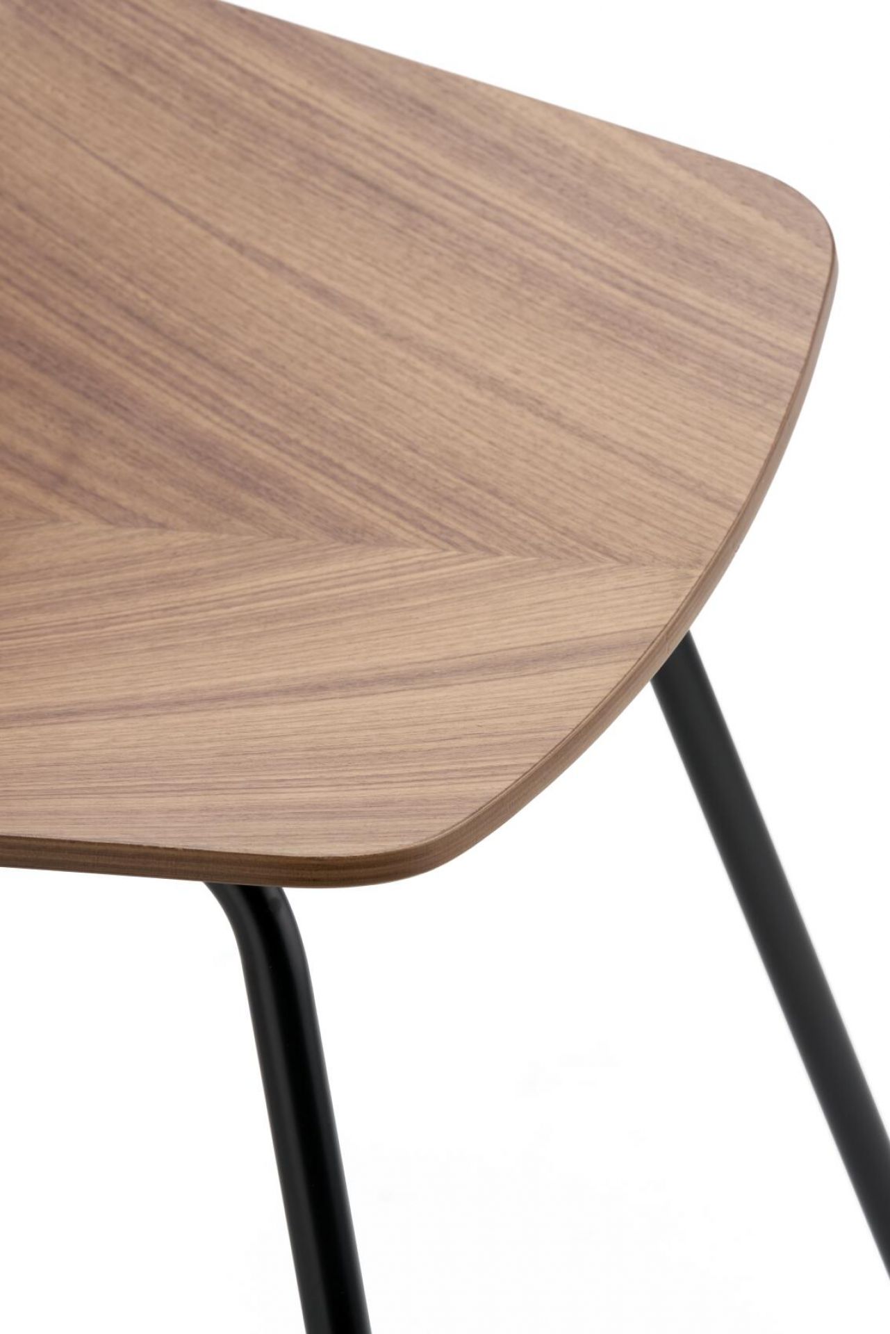 Detailaufnahme von Sitzfläche und Stahlrohrgestell des Thonet S 661 Stuhls mit Holzfurnier.