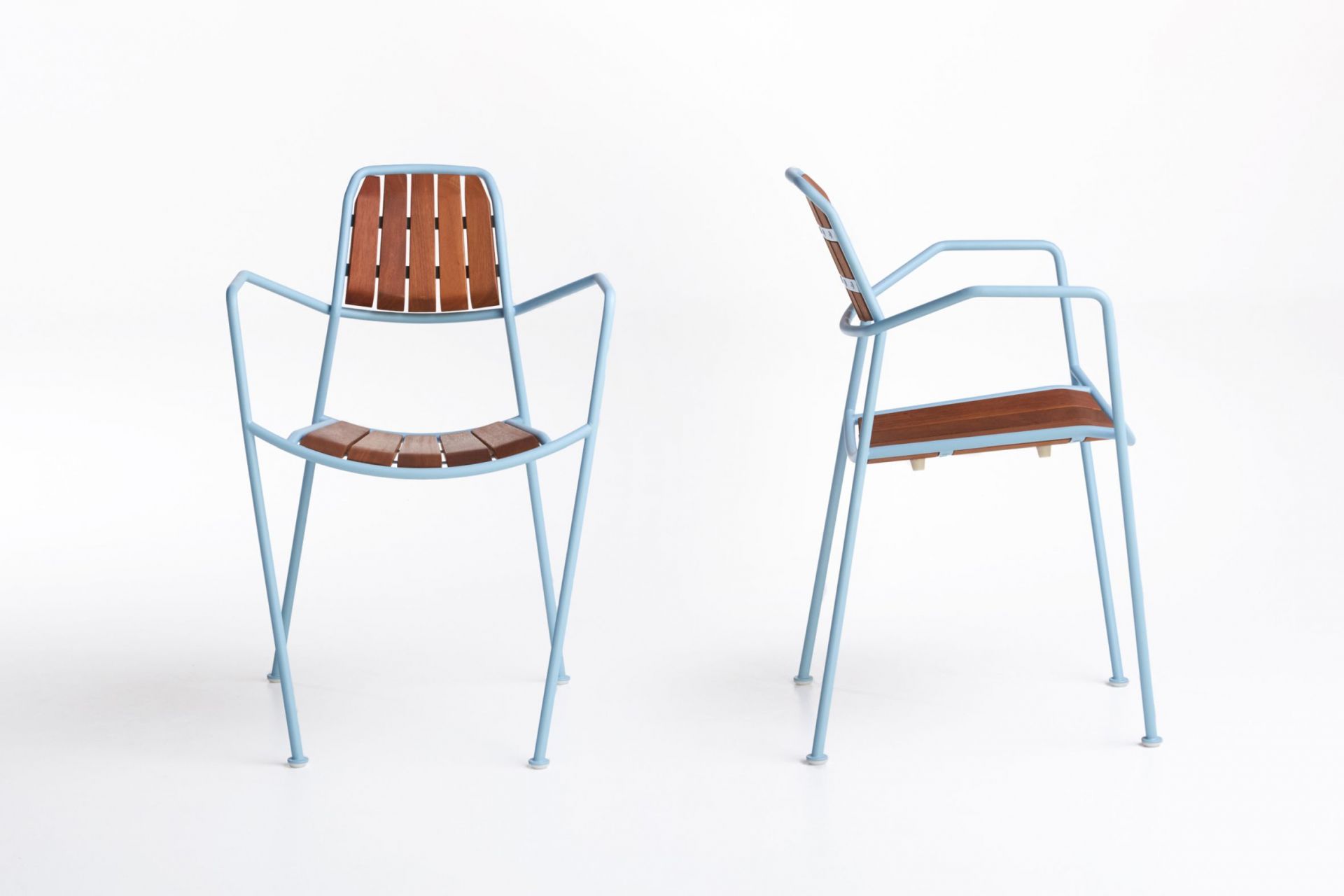 Osmo Outdoor Stuhl Teak Prostoria, hellblaues Metallgestell mit Teakholz Sitzfläche und Rückenlehne, Front- und Seitenansicht.