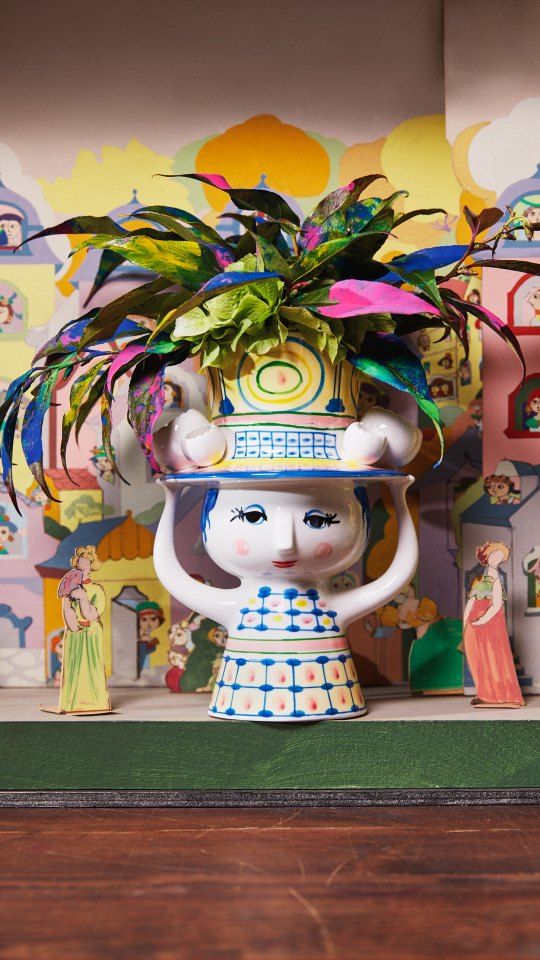 Frauenkopf-Vase "Lady with Hat" von Bjorn Wiinblad mit bunten Pflanzen als Haare, dekorative Keramik-Vase.