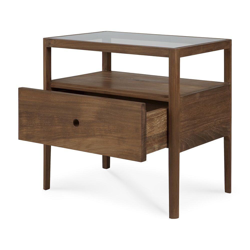 Ethnicraft Spindle Nachttisch aus Teakholz mit einer Schublade, offen, und einer Glasplatte.